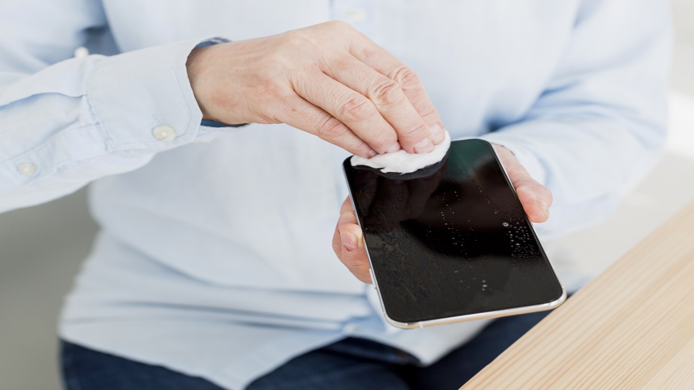 Diga adeus às manchas: Aprenda a limpar a tela do seu celular corretamente