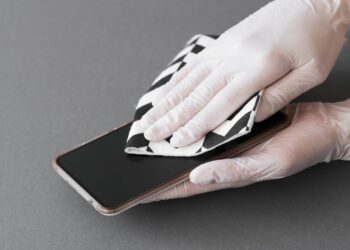 Diga adeus às manchas Aprenda a limpar a tela do seu celular corretamente