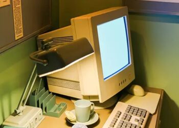 Por que os computadores antigos ficavam com um tom amarelado com o passar do tempo