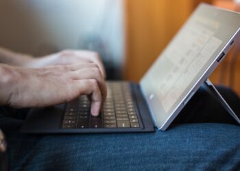 Evite Problemas de Saúde Descubra os riscos ao usar seu Notebook no colo