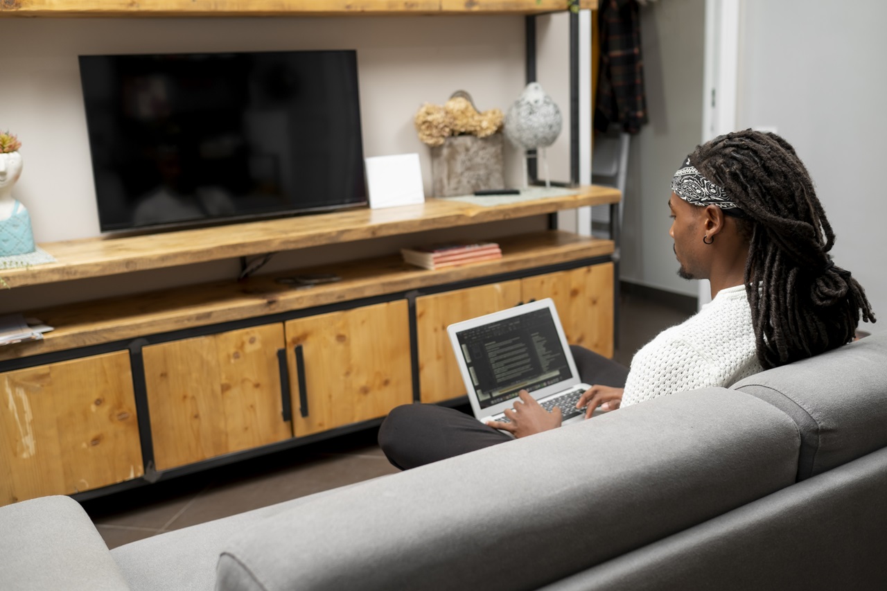 Aprenda como espelhar a tela do notebook na tv com ou Sem Fio