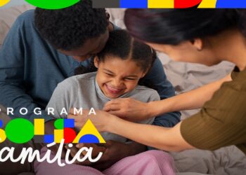 Bolsa família, pais brincando sua filha