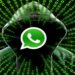 Imagem alertando sobre proteção do WhatsApp contra invasões, com fundo de código binário e figura encapuzada.