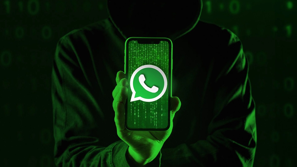 Imagem alertando sobre proteção do WhatsApp contra invasões, com fundo de código binário e figura encapuzada.