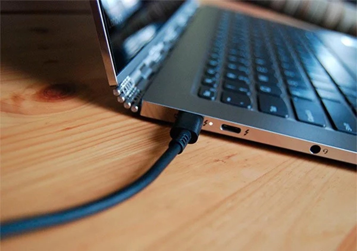 Close-up de um cabo USB-C conectado a uma porta Thunderbolt em um Notebook