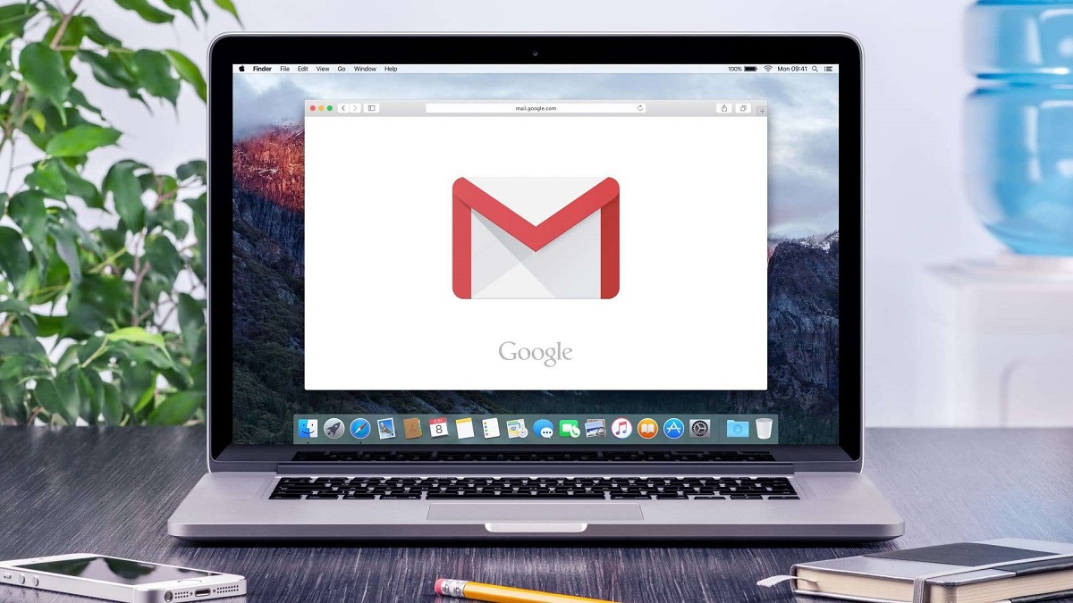 Tela do Gmail aberta em um laptop, com o ícone do serviço visível na barra de navegação.