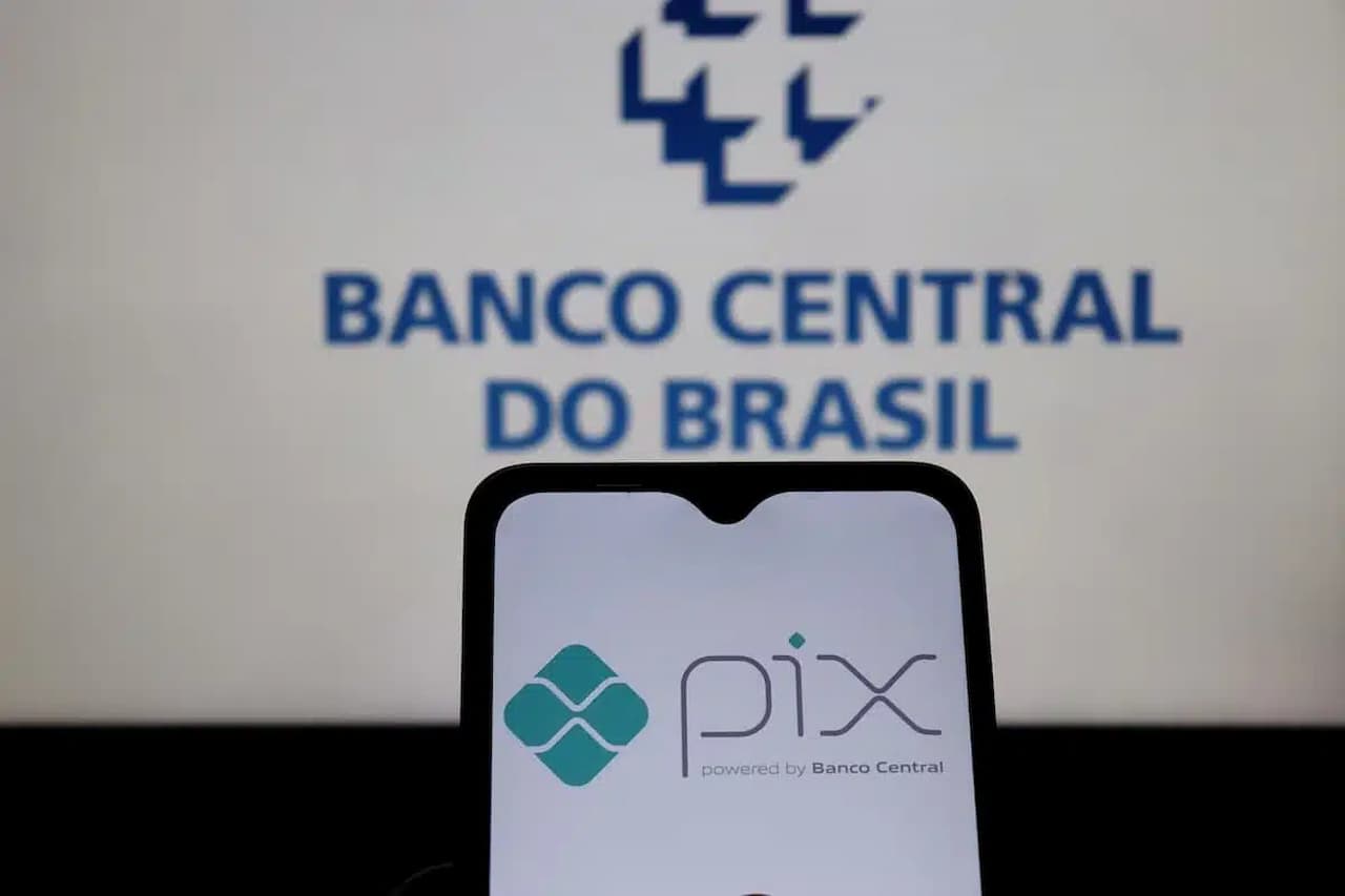 A tela do smartphone exibe a opção de realizar um pagamento através de QR code, uma das funcionalidades oferecidas pelo sistema.